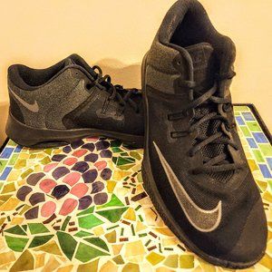 Nike Air Versatile II (Men's)